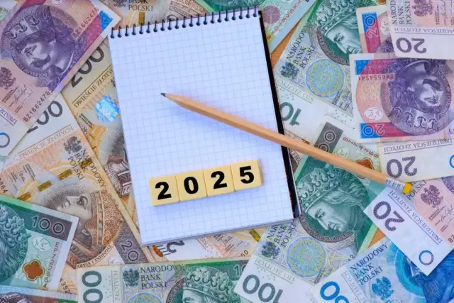 Notatnik z ołówkiem i kafelkami z cyframi "2025" na tle polskich banknotów.