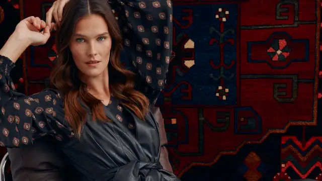 Jak się ubrać na randkę w kawiarni jesienią? Porady stylistki