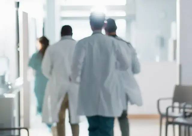 Ile zarabia lekarz na dyżurze? Stawki, kontrakty i co wpływa