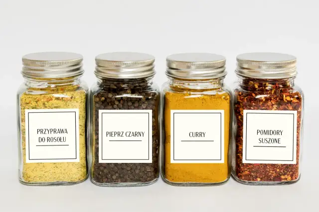 Naklejki na przyprawy: Gdzie kupić, jak wybrać i zorganizować kuchnię?