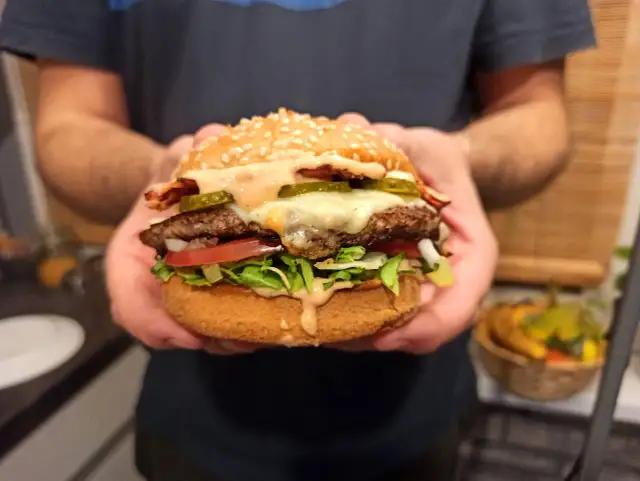 Jak zrobić domowe burgery, które zachwycą smakiem i prostotą