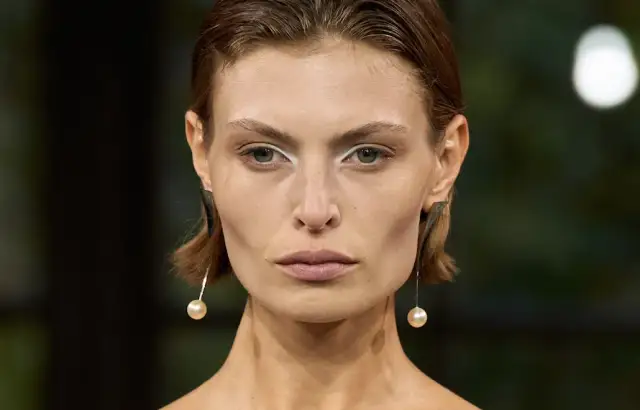 Makijaż rozświetlający po 40: Osiągnij młodzieńczy blask bez zmarszczek