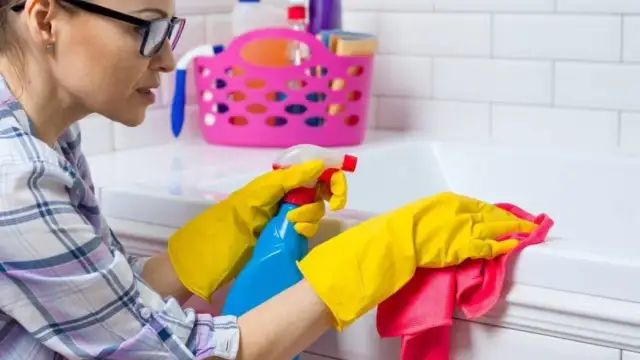 Skuteczne sposoby na to, czym zmyć silikon z różnych powierzchni