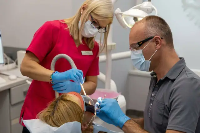 Czy dentysta widzi, że palisz? Poznaj znaki w ustach