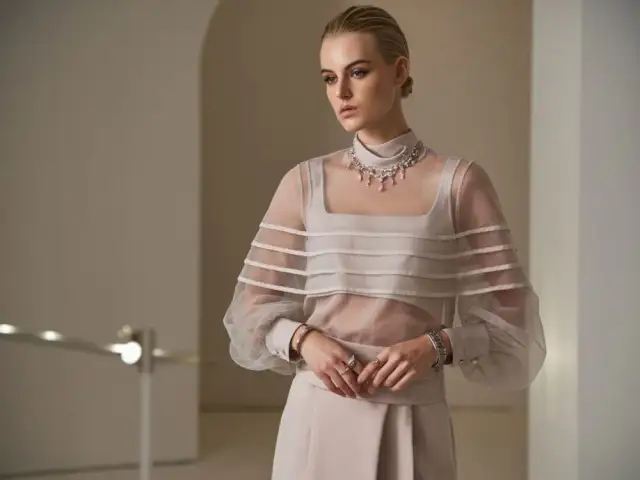 Prześwitująca bluzka: Jak nosić z klasą? Poradnik i stylizacje