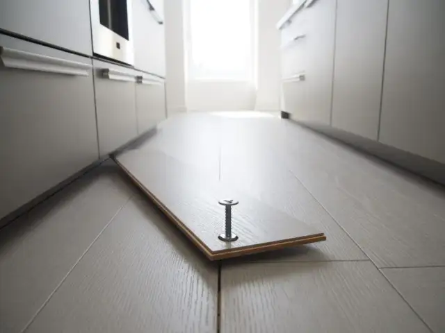 Panele pod szafkami w kuchni: błąd, który kosztuje! Jak tego uniknąć?