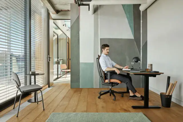 Jakie krzesło do biurka wybrać, aby uniknąć bólu pleców?