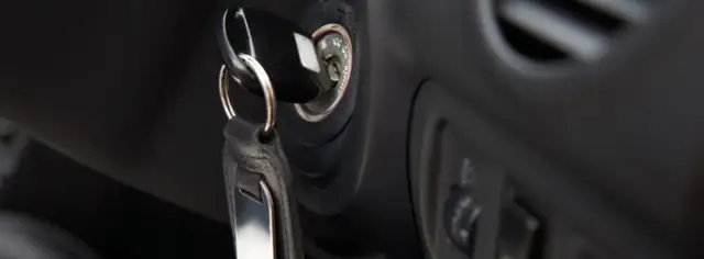 Zatrzaśnięte kluczyki w samochodzie? Oto sprawdzone metody otwierania