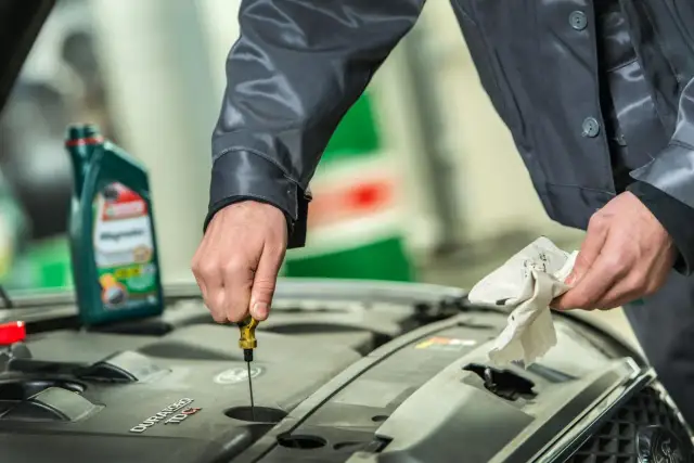 Olej do diesla 300 tys. km: Jaki wybrać, by nie zniszczyć silnika?