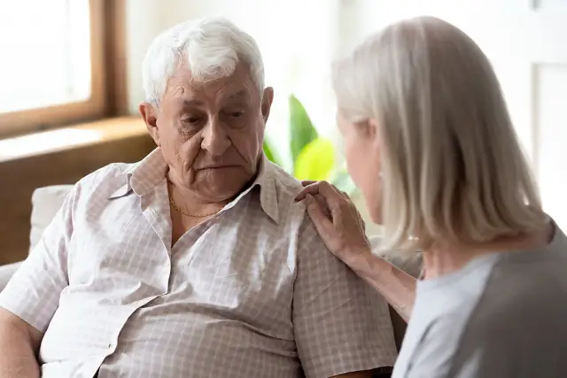 Jak pomóc starszej samotnej osobie i zmniejszyć jej izolację