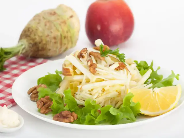 Surówka z selera jak z restauracji: Odkryj sekrety idealnego smaku!