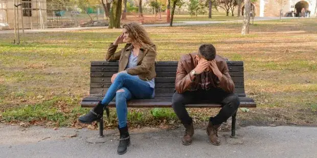 Jak przetrwać ciche dni w związku i odbudować bliskość emocjonalną