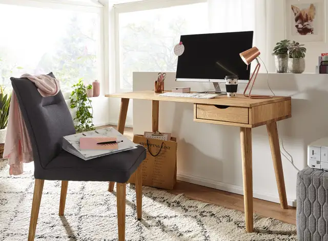 Jasny gabinet z drewnianym biurkiem, krzesłem i komputerem. Idealne miejsce na gabinet inspiracje i kreatywną pracę.