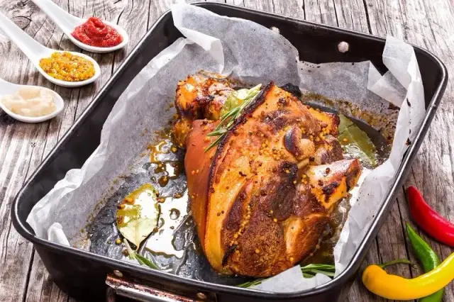 Golonka ile piec, aby uzyskać idealnie soczyste i chrupiące mięso