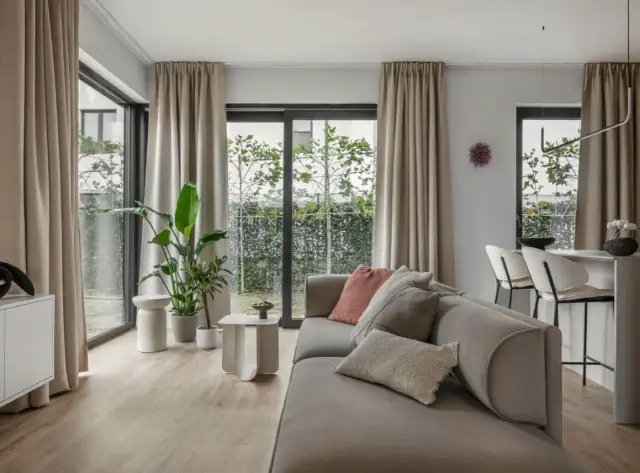 Modne trendy na wiosnę: odkryj styl minimalistyczny i kwiatowe wzory