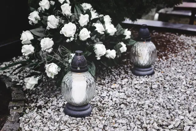 Przykłady intencji mszalnych: jak modlić się za żywych i zmarłych