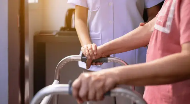 Opiekun medyczny: Praca marzeń czeka! Gdzie znajdziesz zatrudnienie?