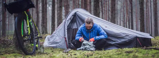 Gdzie można spać pod namiotem? Sprawdź bezpieczne miejsca w Polsce
