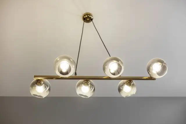 Nowoczesny żyrandol z 6 szklanymi kulami, idealny do salonu. Dowiedz się, jak podłączyć żyrandol na 6 żarówek.