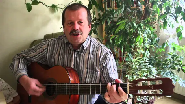 Stokrotka chwyty na gitarę – naucz się grać tę piękną piosenkę