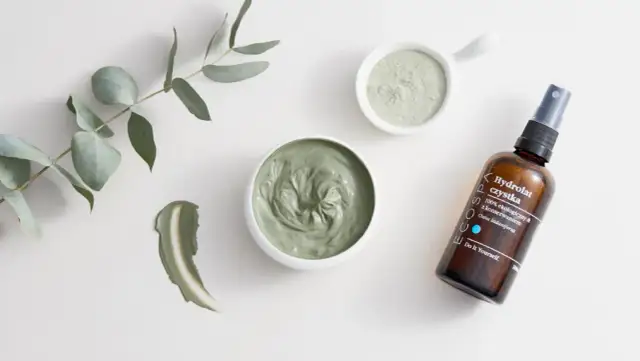 Jaki hydrolat do cery trądzikowej? Odkryj skuteczne rozwiązania na trądzik