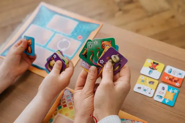 Najlepsze gry planszowe do 50 zł, które zaskoczą każdego gracza