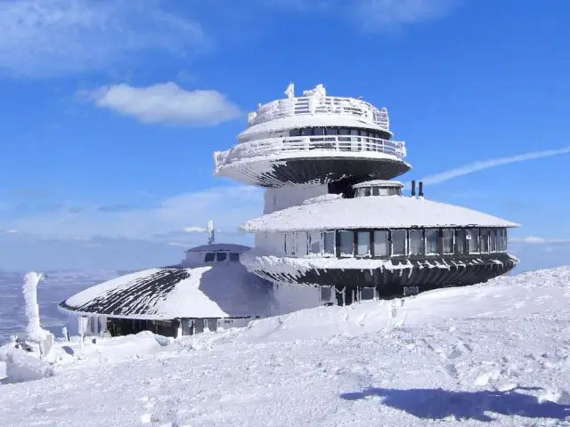 Szlaki na Śnieżkę zimą: Czy są otwarte? Sprawdź zanim pójdziesz!