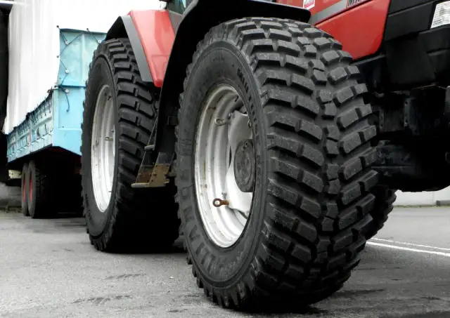 Opony do ciągnika: radialne czy diagonalne? Decyzja dla plonów.