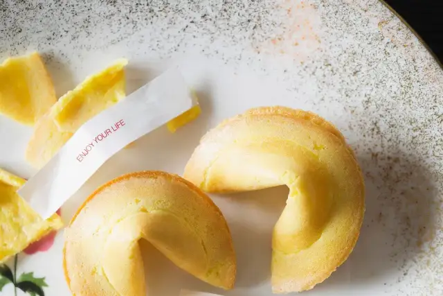 Jak zrobić ciasteczka z wróżbą - prosty przepis na wyjątkowe smakołyki