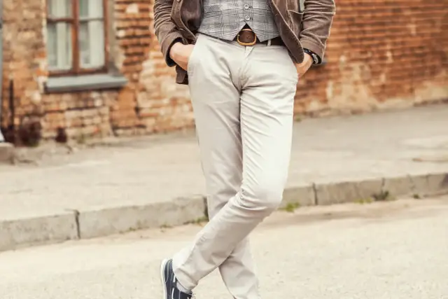 Jakie buty do białych spodni męskich - stylowe propozycje na każdą okazję