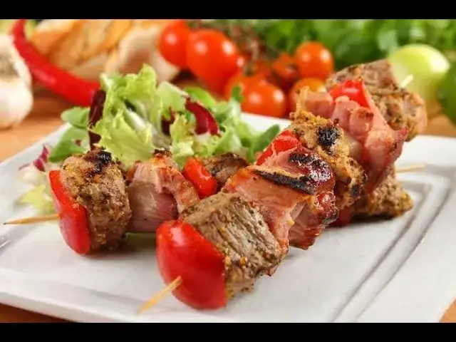 Szaszłyki z wieprzowiny - soczyste przepisy, które zachwycą gości