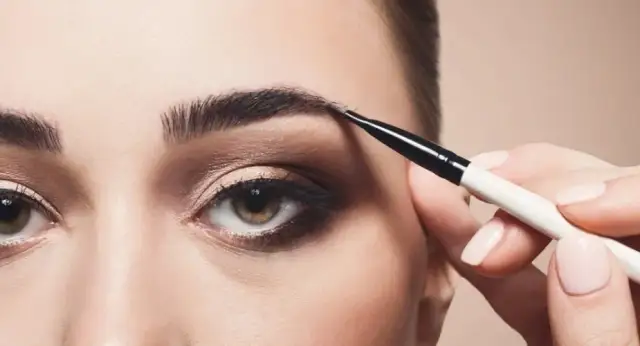 Wybierz idealny wosk do brwi: Twardy vs Miękki - Poradnik