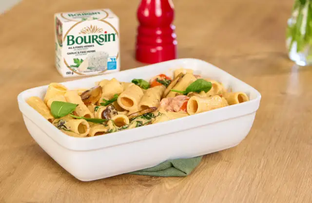 Pâtes crémeuses avec Boursin, champignons et épinards dans un plat blanc.