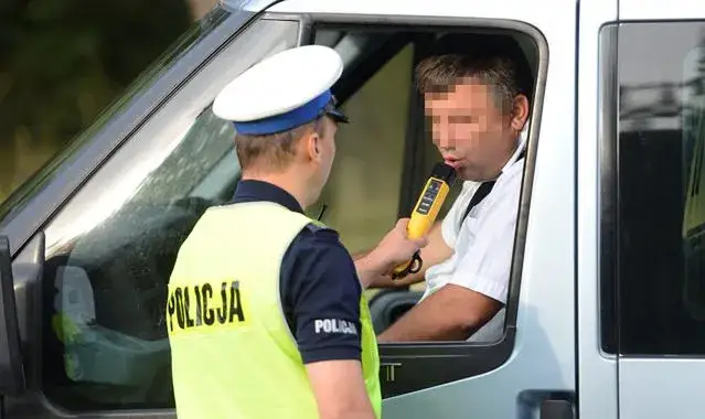 Czy policja może badać alkomatem w domu? Sprawdź, kiedy to możliwe