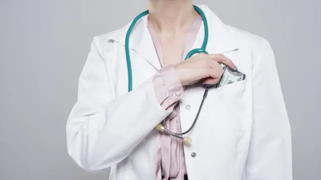 Lekarz sądowy a medyk sądowy: Kto jest kim i co robi?