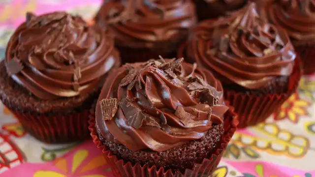 Jak zrobić, żeby babeczki nie opadły - uniknij tych błędów w pieczeniu