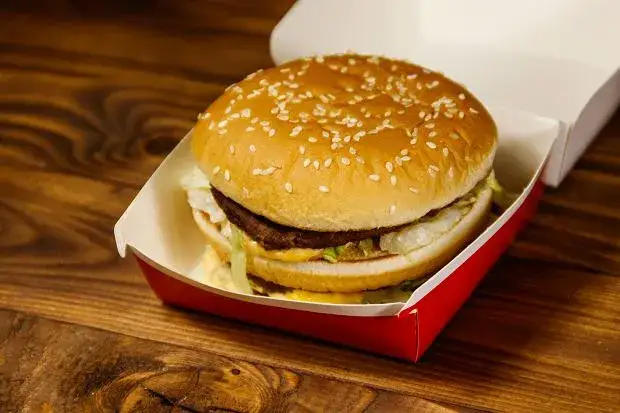 Od kiedy burger drwala? Poznaj datę i tajemnice tej kanapki