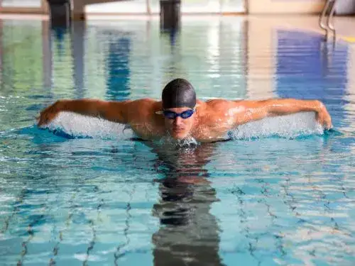 Który styl pływacki jest najszybszy? Kraul, ranking i rekordy