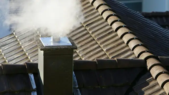 Czarny dym z komina: przyczyny, zagrożenia i jak go wyeliminować
