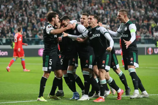Piłkarze Legii świętują bramkę. Choć nie wiemy, ile zarabia piłkarz Legii, radość na ich twarzach jest bezcenna.