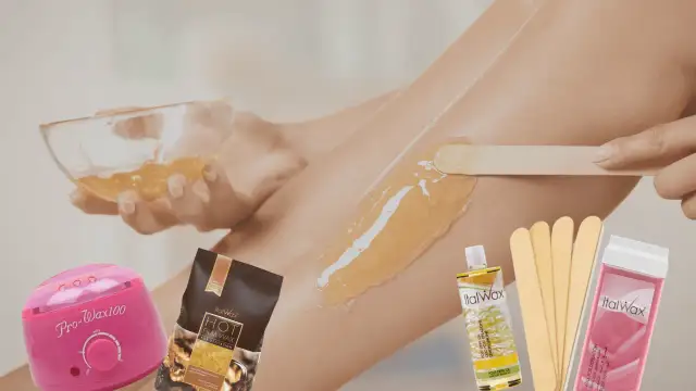 Depilacja woskiem w domu: aplikacja wosku na nogę, podgrzewacz, wosk w granulacie i szpatułki.