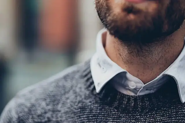 Jak nosić koszule pod swetrem, aby uniknąć modowych wpadek?