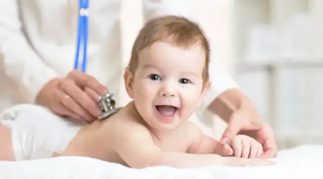 Kiedy zapisać dziecko do lekarza po porodzie? Ważne terminy i objawy, które nie mogą czekać