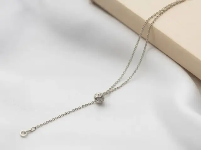 Jaki wisiorek do sukienki? Odkryj idealne połączenia i porady