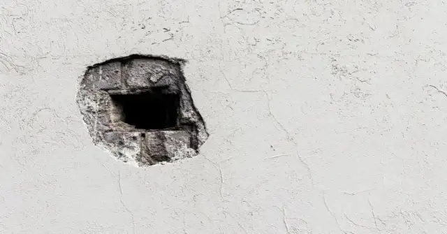 Czym wypełnić dziury w ścianie po kołkach, aby uniknąć problemów?