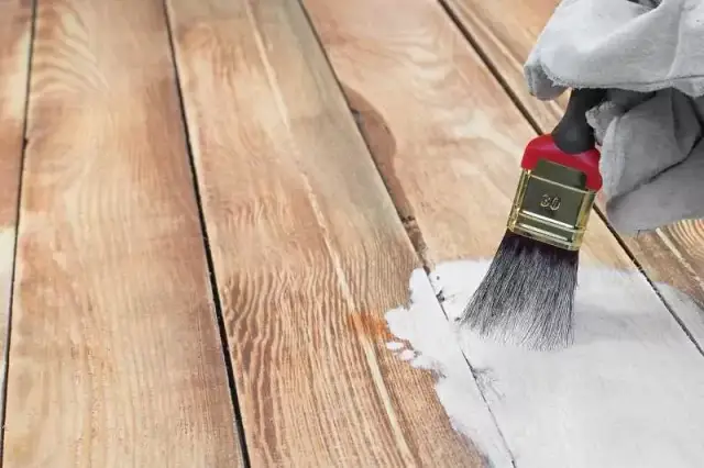 Biała farba do drewna na zewnątrz: Jaki wybrać? Poradnik