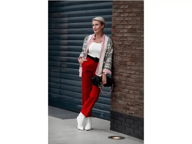 Jaka bluzka do czerwonego garnituru, aby wyglądać stylowo na każdą okazję?