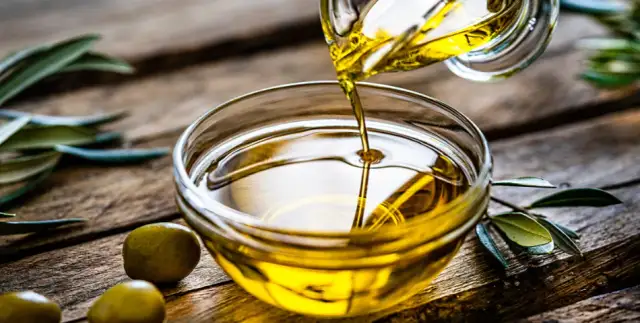 Łyżka oliwy ile g: poznaj dokładną wagę i jej zastosowanie w kuchni
