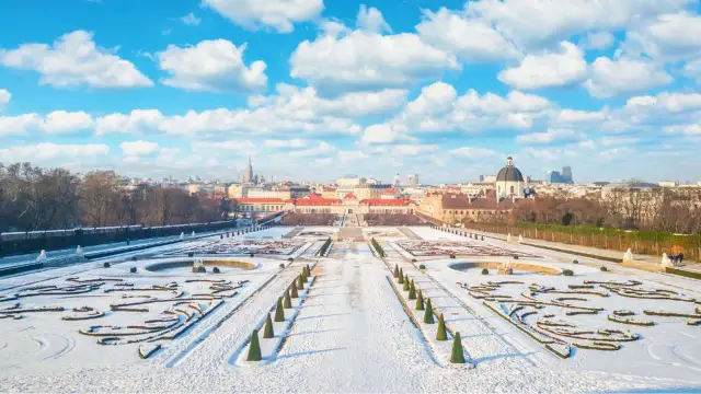 Gdzie polecieć w grudniu? Słońce, śnieg i jarmarki przewodnik!