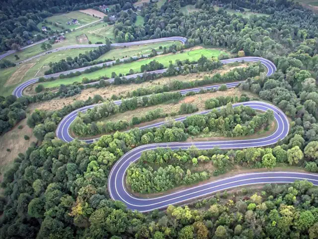 Najlepsze trasy motocyklowe w Bieszczadach: atrakcje, porady i mapy dla motocyklistów